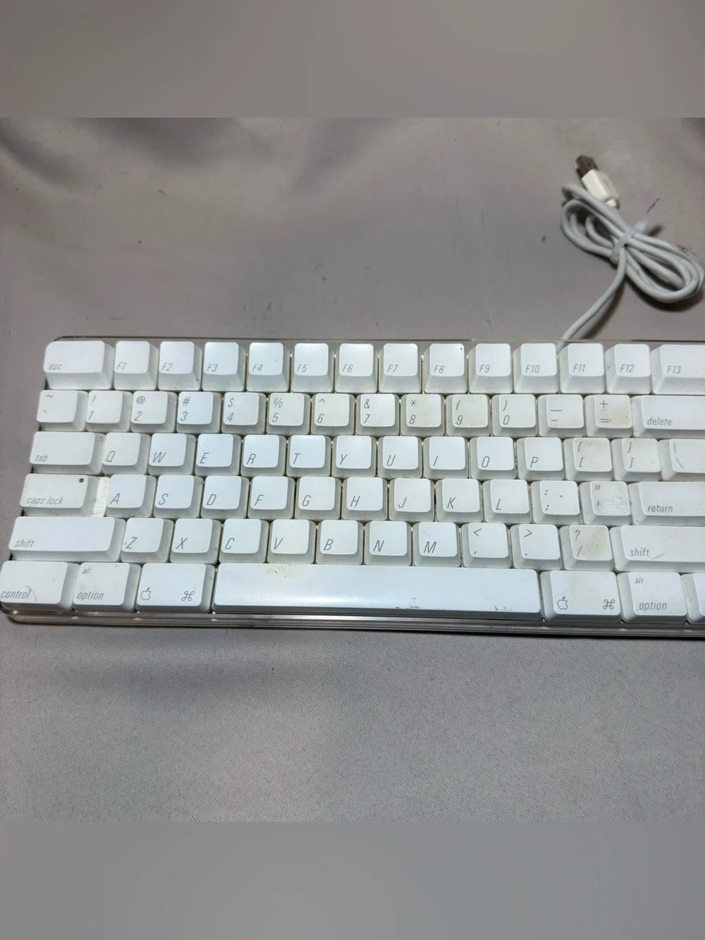Apple A1048 Wired USB Full Sized Keyboard
